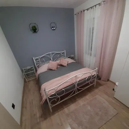 Ferienhaus Karlo بيت للعطل Pridraga
